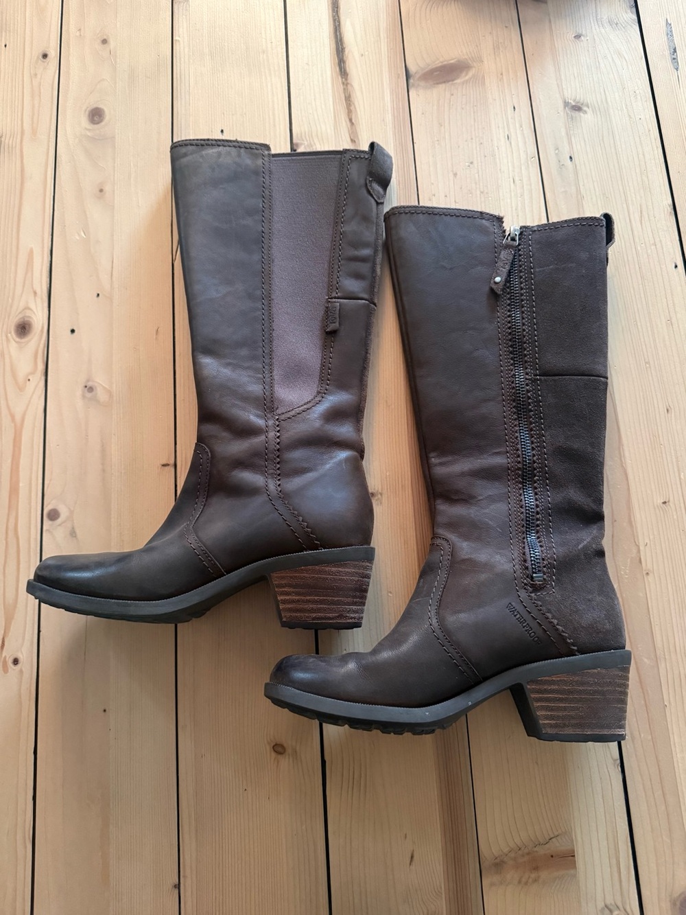 Teva Women's Dark Brown waterproof Leather Heeled Boots size 5
